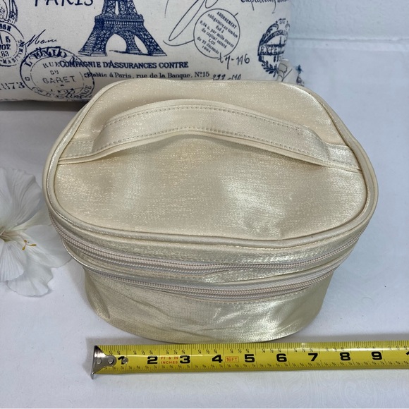 Elizabeth Arden | Makeup Travel Case With Attached mirror - Picture 5 of 9